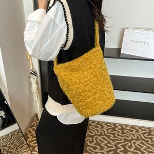 <b>Large</b> Capacity Casual Rock Style Ladies Handbag Autumn New <b>Plush</b> Bucket Bag Single-Shoulder Crossbody Bag for Winter - Product Image 3