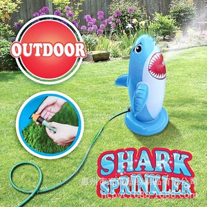Tiburón inflable de 45 cm con rociador de agua, juguete de PVC para jardín y exteriores para niños. - Product Image 2