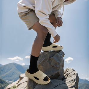 รองเท้าแตะผู้ชายกันลื่นน้ำหนักเบามีโลโก้ออกแบบได้ตามต้องการสำหรับฤดูหนาว - Product Image 3