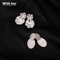 Pendientes Colgantes Irregulares Mate con Diseño Geométrico Clásico Francés Chic de Withher, Chapados en Oro Blanco sobre Latón Texturizado, Joyería Grande para Mujer