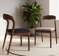 Chaise de salle à manger de style nordique et italien moderne en bois massif de noyer et simili cuir de luxe JP pour restaurants, hôtels, appartements