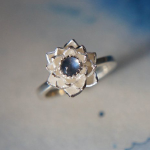 Anello floreale minimalista da donna con design scintillante intarsiato, elegante gioiello alla moda per tutti i giorni - Product Image 5