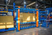 Ligne de panneaux sandwich à âme en PU à haute efficacité, entièrement automatique, contrôlée par PLC, à entraînement moteur, facile à utiliser pour la construction