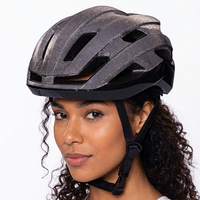 Casque léger en polycarbonate pour adultes, hommes et femmes, avec protection et caractéristiques de sécurité pour le cyclisme, les trottinettes et les activités de plein air.