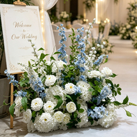 Décoration de table de réception de mariage avec rangée de fleurs d'hortensia bleu frais