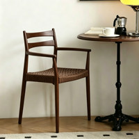 Chaise de salle à manger vintage de style nordique du milieu du siècle, en bois massif avec dossier en corde tressée et accoudoirs, pour usage en restaurant