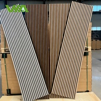 Panneaux acoustiques insonorisants modernes de qualité supérieure, placage en bois de chêne, design ignifuge durable pour une utilisation en extérieur dans le salon
