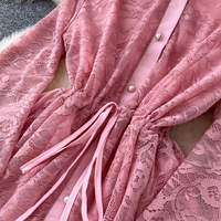 Robe chemise longue élégante pour femme en dentelle blanche, coupe trapèze, col perlé, manches lanternes, taille à cordon, pour le quotidien