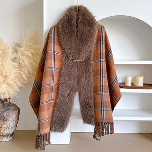 Châle d'hiver de <span class=keywords><strong>luxe</strong></span> pour <span class=keywords><strong>femme</strong></span>, style cape, à carreaux, épais, effet cachemire, avec col en fausse fourrure, idéal pour les fêtes, par un célèbre créateur - Product Image 3