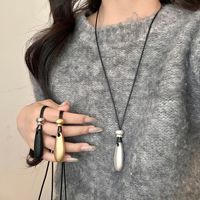 Nouveau collier pendentif simple en forme de goutte d'eau, tendance, élégant, haut de gamme, polyvalent, avec cordon en cuir, longue chaîne pour pull
