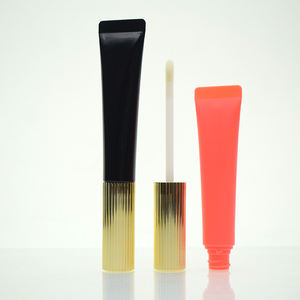 Tubo Cosmético de Plástico Negro y Dorado de Lujo con Tapa de Rosca |   Empaque Minimalista para Brillo Labial, Rímel y Sombra de Ojos - Product Image 5