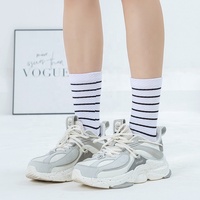 Chaussettes de fierté à rayures arc-en-ciel unisexes Chaussettes de sport en coton absorbant la sueur Argyle Design géométrique Chaussettes de sport amusantes Étudiants Pop