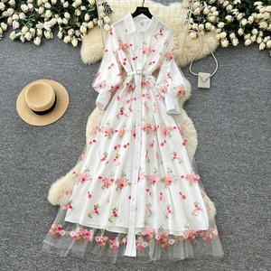 Robe élégante de style français en maille à manches longues, cintrée à la taille, avec broderie florale - Product Image 1
