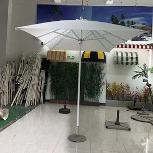 مظلة عمودية متوسطة الطول 38 مم مع 8 أضلع للأنشطة الخارجية مظلة بقاعدة مائية هندية مزخرفة كراسي صالة للشاطئ مع طاولة ومظلات