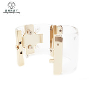Bracelet jonc audacieux pour femme, imitation perles et cloutages dorés, style punk, bijou statement avec design manchette et bracelet de montre