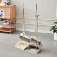 Ensemble balai et pelle à poils d'animaux avec grattoir autonettoyant et rangement vertical pour la maison – Commande en gros