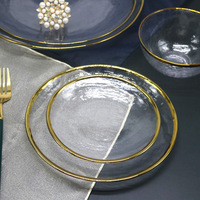 Assiette de présentation transparente en plastique acrylique à bord rouge et or pour la décoration de la vaisselle de mariage