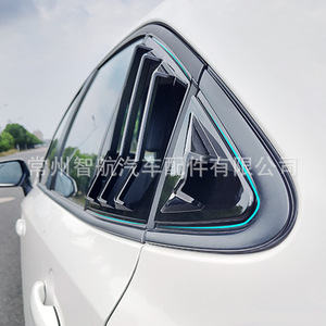 Pegatina decorativa triangular para ventana de coche, textura de fibra de carbono negra brillante ABS para Corolla Levin 2019 - Product Image 1