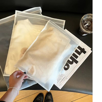 Sac à fermeture éclair givré réutilisable haut de gamme, résistant à l'humidité, avec logo personnalisé imprimé, en LDPE recyclable, avec poignée patch pour chaussettes et chaussures