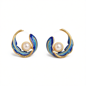 Orecchini a Perno E4831 Ali Dorate con Perla Coltivata Bianca AAA, Montatura Rotonda Placcata Oro, Gioielli di Lusso per Donna - Product Image 1