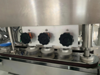 Machine de capsulage remplissante de liquide de petite bouteille de Rollon en verre d'huile de parfum de déodorant automatique pour des bouteilles de boule de rouleau