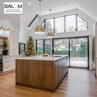 Ensemble d'armoires de cuisine modernes BALOM OEM blanc chaud style Shaker, avec îlot en bois, vitrine en verre et crédence personnalisée