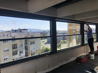 Fenêtre coulissante verticale motorisée à levage, grande ouverture vitrée, cadre en aluminium isolé thermiquement pour villa résidentielle