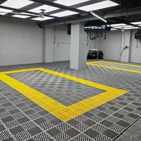 Tapis de sol modulaires en plastique, installation facile, solutions de revêtement de sol durables pour les laveries automobiles et les ateliers de detailing.