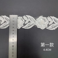 Nouveaux accessoires en tissu à sequins lourds et perlés, avec garniture en dentelle à sequins et embellissements de bordure à sequins.