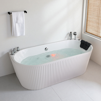 Baignoire de trempage en acrylique autoportante moderne de 1.5/1.6/1.7/1.8m avec tuyau d'évacuation en chrome et robinet coin arrière au mur certifié CE