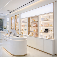 Comptoir de présentation de cosmétiques de luxe léger en verre, table de présentation de parfums, mobilier de présentation sur mesure pour salon de beauté et soins de la peau
