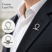 Épinglette personnalisée en or avec monogramme, initiale personnalisée, badge de costume en métal avec double fermoir papillon