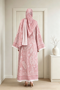 Ensemble deux pièces musulman élégant de Dubaï : Abaya rose à imprimé cachemire en polyester avec poches et franges, ouverture sur le devant, et tenue assortie - Product Image 5