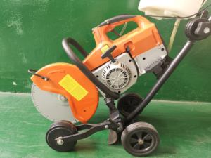 ECF350 Coupeur de béton à essence 15 Kg Scie à main pour béton Scie à plancher portable à essence - Product Image 2