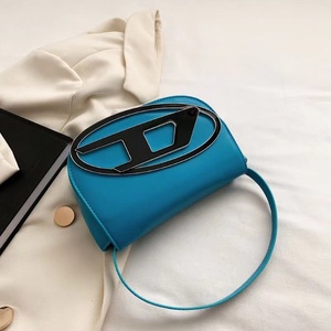 תיק יד מיני מעצב מותג מפורסם עם סגירת רוכסן, בטנת פוליאסטר, תיק אלפבית חמוד ואופנתי, קיבולת גדולה, קיץ, קז'ואל - Product Image 1