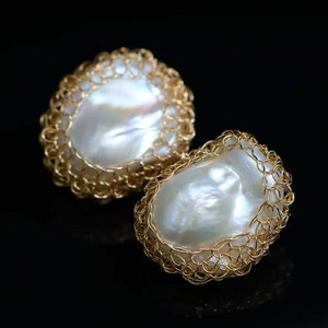 Pendientes de perlas barrocas envueltas en alambre de oro de 14 quilates, pendientes de perlas barrocas naturales hechos a mano para mujer - Product Image 2
