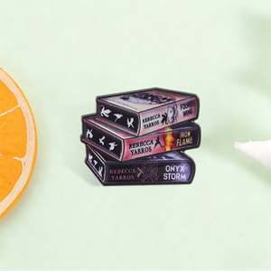 Broche en émail sur le thème des livres de fantasy empilés, série Fourth Wing, pour la décoration de sac à dos - Product Image 1