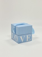 Boîte cadeau rigide personnalisable en matériaux recyclés avec gaufrage et doublure en mousse, ruban bleu, poignée et couvercle