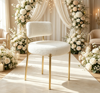 Chaise d'appoint moderne en tissu Teddy moelleux, avec structure en métal doré titane, élégante pour la décoration de réception de mariage