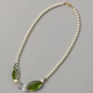 Collar de Perlas Blancas y Cristales Verdes con Cierre Magnético, Joyería Elegante para Mujer - Product Image 1