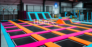 Parc de trampolines intérieur commercial, zones vertes, bleues et noires, fosse à mousse, filet de protection, équipement de jeu interactif écologique pour - Product Image 2