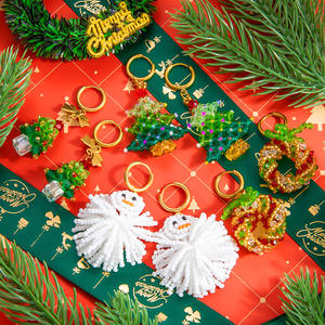 Pendientes colgantes con cuentas navideñas, diseño de árbol, muñeco de nieve y lazo, joyería para fiestas EH11069 - Product Image 1