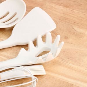 Ensemble d'ustensiles de cuisine en silicone écologiques de 12 pièces avec seau de rangement à poignée en bois et spatule en silicone par USA Mairun - Product Image 3
