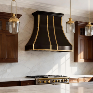 Maßgefertigte Villa-Wandhaube aus schwerem, farbbeschichtetem Edelstahl mit Messingakzenten und weichem, geschwungenem Glockenprofil - Product Image 4