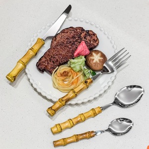 Juego de cubiertos de acero inoxidable 304 con mango de bambú y acabado pulido a espejo para uso en hoteles y restaurantes - Product Image 3