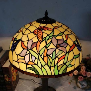 Lámpara de Mesa LED Tiffany LongHuiJing de 16 Pulgadas con Pantalla Cónica de Vidrio con Diseño Floral Colorido, E26, Estilo Retorcido - Product Image 2
