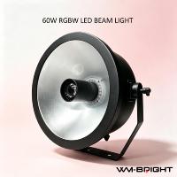 Projecteur à faisceau RGBWAL double source avec CCT 1800-8500K pour la location de scènes ou la production de studios de télévision.