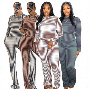 Ensemble deux pièces décontracté pour femme, collection Printemps-Automne 2026 : Haut à capuche rayé à manches longues et pantalon de survêtement en polyester et élasthanne tricoté - Product Image 2