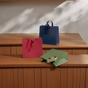 Элитные изысканные бумажные пакеты <span class=keywords><strong>M</strong></span>-образной формы с флексопечатью, квадратные подарочные пакеты для ювелирных изделий с вырубными ручками - Product Image 1