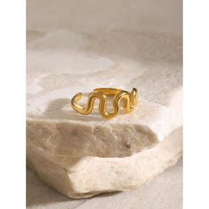 Bijoux de plage écologique personnalisés Nature Ocean 18k PVD Plated Summer Open Waves Ring Wavy Irregular Ripple Gold Ring - Product Image 5
